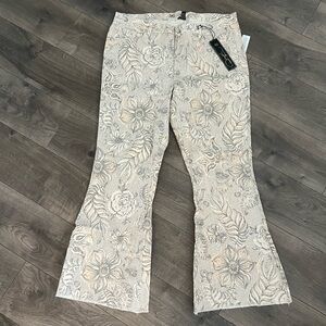 NWTS DG2 ANY 3/$24 Embroidered Flare Jeans $4.99 shipping